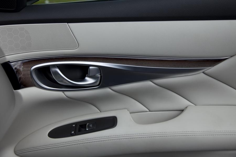  Infiniti M56 S 2010 года  (фото 29 из 34)